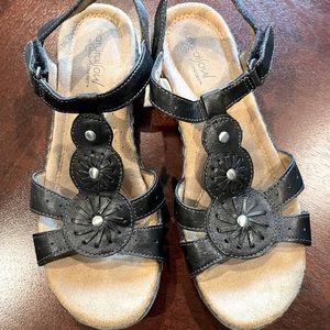 Natural Soul Black sandal.